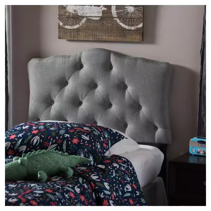Tête de lit capitonnée festonnée en tissu gris