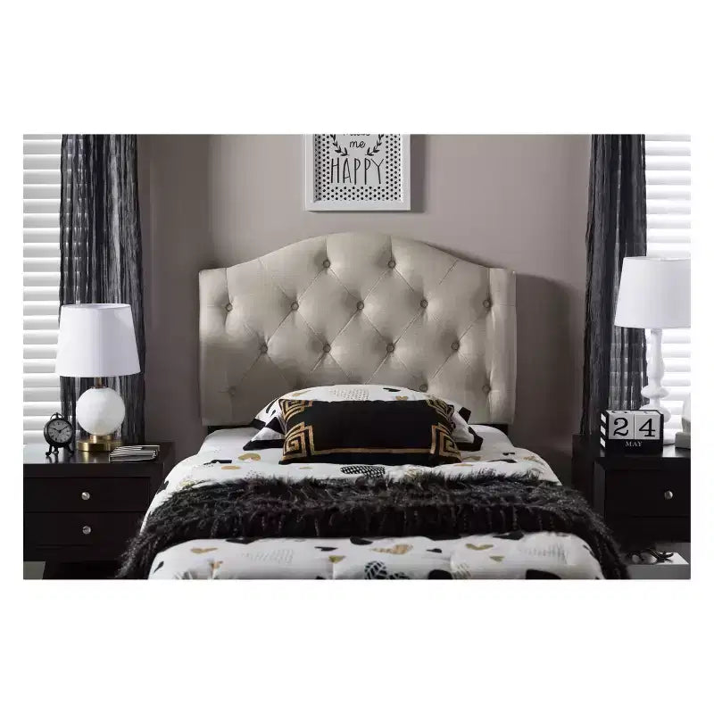 Tête de lit capitonnée festonnée en tissu gris