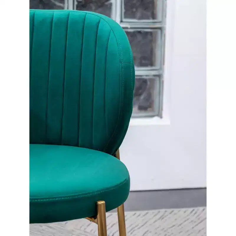 Chaise de salle à manger contemporaine en velours vert avec piétement en métal doré