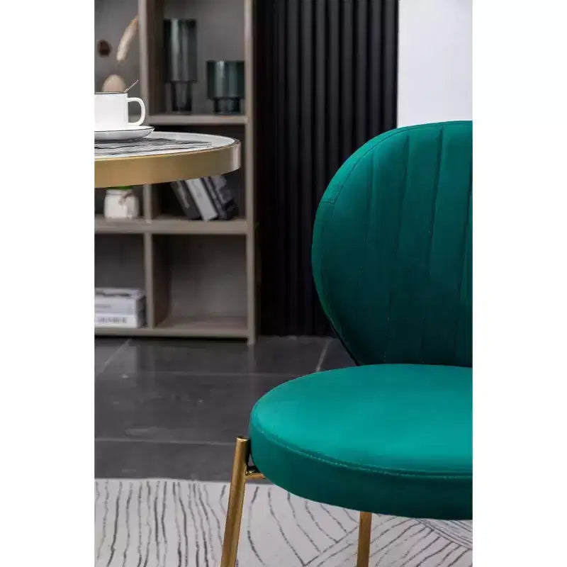 Chaise de salle à manger contemporaine en velours vert avec piétement en métal doré