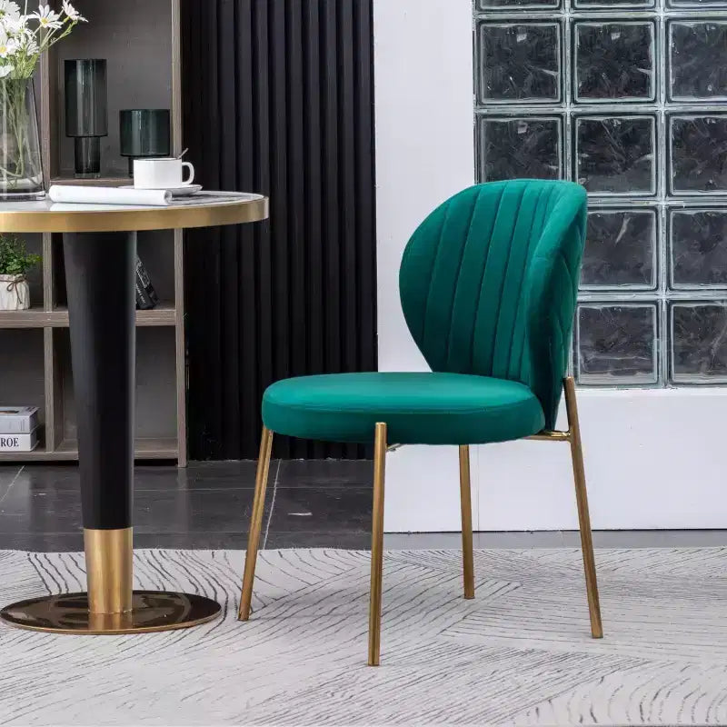 Chaise de salle à manger contemporaine en velours vert avec piétement en métal doré