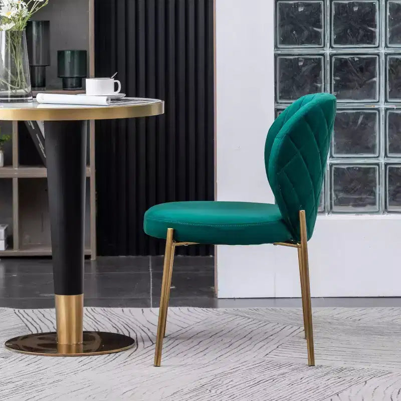 Chaise de salle à manger contemporaine en velours vert avec piétement en métal doré