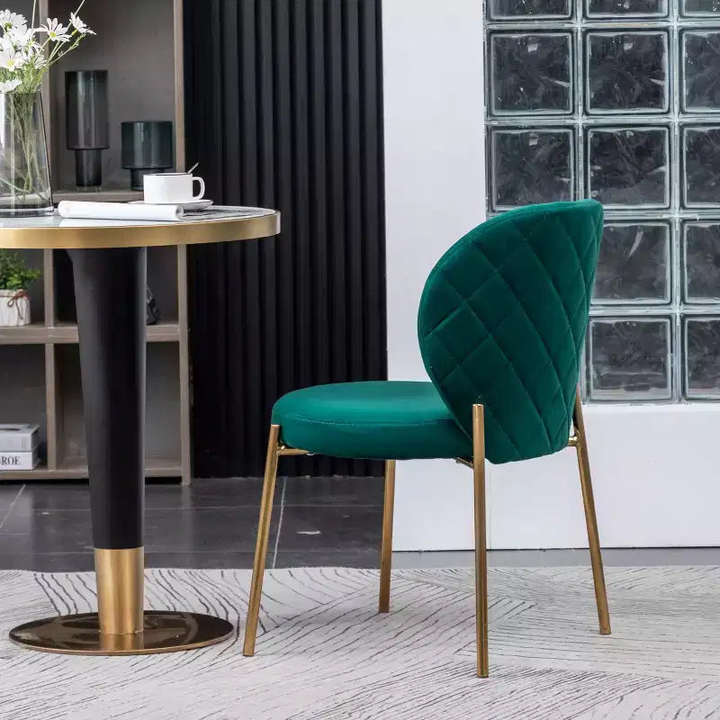 Chaise de salle à manger contemporaine en velours vert avec piétement en métal doré