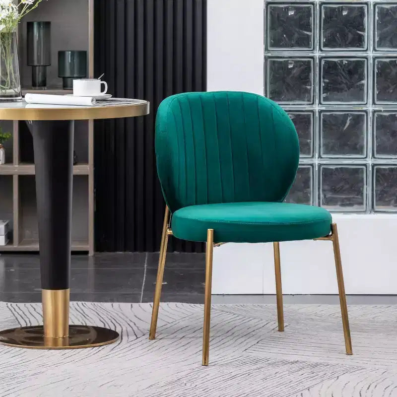 Chaise de salle à manger contemporaine en velours vert avec piétement en métal doré