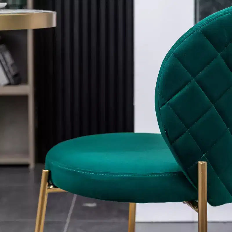 Chaise de salle à manger contemporaine en velours vert avec piétement en métal doré